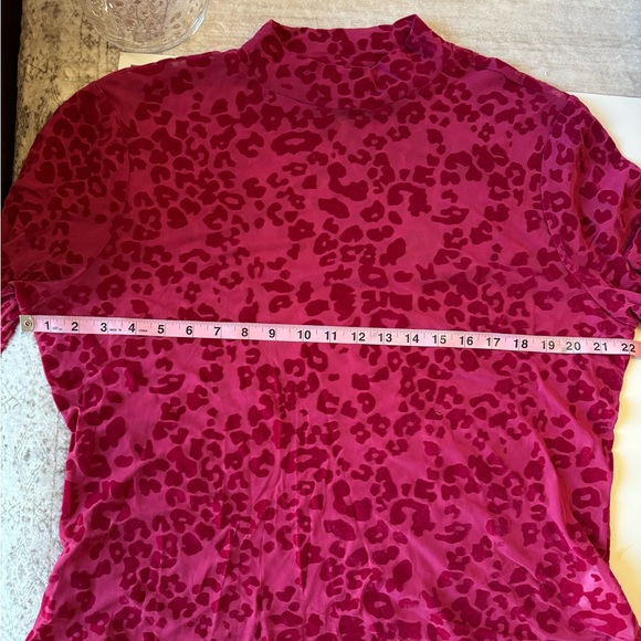 Nina Parker
Plus Size Sheer Velvet Leopard Flock Mock-Neck Top NWOT size 1X - Picture 8 of 8